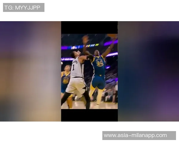 布朗尼左手变向转身后仰压哨命中展现丝滑小连招绝技